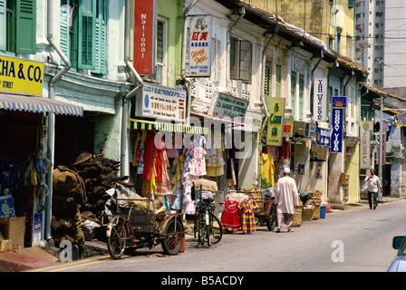 Straßenszene von Geschäften und Schilder in Little India auf Dunlop Street in das indische Viertel um die Serangoon Road in Singapur, Asien Stockfoto