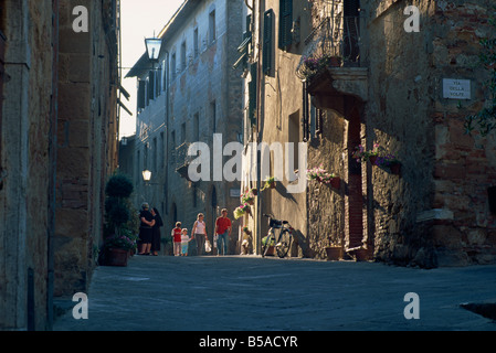 Blick entlang Corso Rossellino im Abendlicht Pienza Toskana Italien Europa Stockfoto