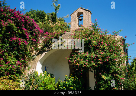 Kapelle und der Glockenturm in Lantana und Bougainvillea auf der Insel Capri Kampanien Italien Europa abgedeckt Stockfoto