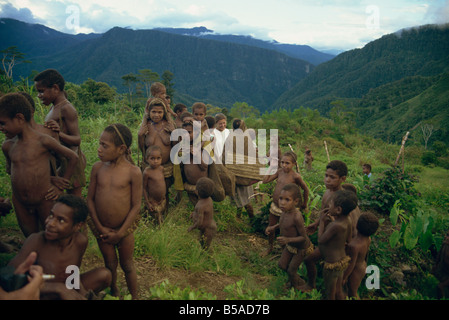 Touristen mit Yali Menschen Membegan Irian Jaya Indonesien Südost-Asien Asien Stockfoto