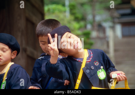 Schulkind bei Kofukuji Tempel Nagasaki Japan Asia Stockfoto