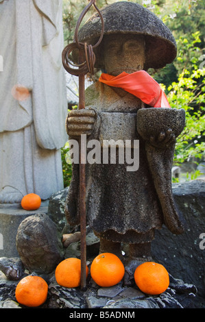 Ein Jizo-Buddha-Statue im Ishiteji Tempel, Matsuyama, Insel Honshu, Japan Stockfoto