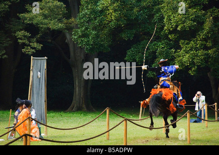 Pferd wieder Bogenschießen Wettbewerb (Yabusame), Bezirk Harajuku, Tokio, Insel Honshu, Japan Stockfoto