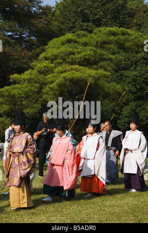 Prozession der Bogenschützen vor, einer zurück Bogenschießen Pferd (Yabusame), Bezirk Harajuku, Tokio, Insel Honshu, Japan Stockfoto