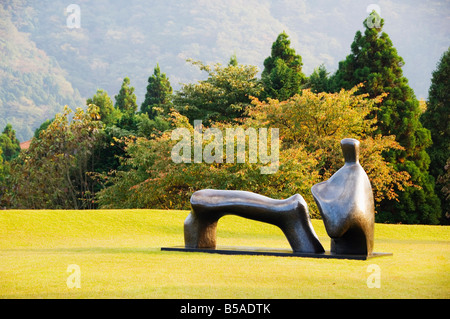 Ein liegender Bronze-Skulptur am Chokokunomori Skulpturenpark, Präfektur Kanagawa, Insel Honshu, Japan Stockfoto