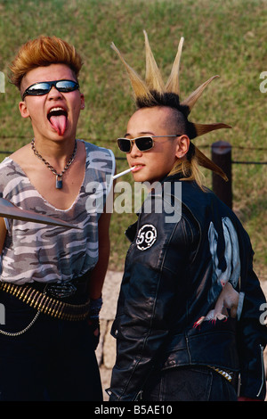 Zwei Punks, die Sonnenbrille bei Osakajokoen Apos s Bahnhof Osaka Japan Asien A Evrard Stockfoto