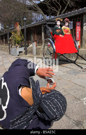 Aufnahme von zwei Geishas posiert auf einer Rikscha Fahrer Higashiyama Nachbarschaft, Kyoto, Kansai, Honshu, Japan Stockfoto