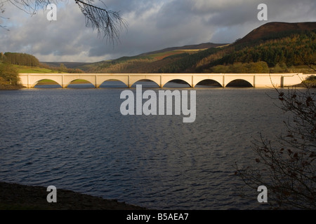 Blick auf den Ashopton Viadukt der A57 Snake Pass über Ladybower Vorratsbehälter im Peak District in Derbyshire führt Stockfoto