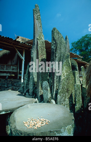 Megalithen in Bena, einem traditionellen Ngada Dorf in der Nähe von Bajawa in zentralen Flores, Timor, Südost-Asien Stockfoto