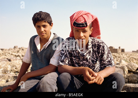 Porträt von zwei jungen lokalen führt tragen traditionelle erstaunt auf die Ruinen von Umm al Jimal Jordanien Naher Osten Stockfoto