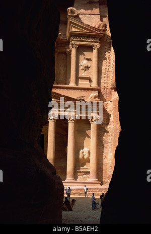 Ein erster Blick auf Petra am Ende des Siq Eingang Schlucht Petra UNESCO World Heritage Site Jordan Middle East Stockfoto