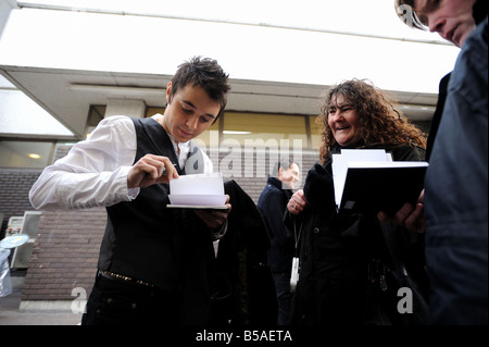 Unterzeichnung Autogramme AT GMTV STUDIOS nach dem INTERVIEW ein Tag im Leben des Leon Jackson, die einen 1 Million Aufnahme Kontakt Leon Jackson s erste Woche gewonnen, als Sieger 2007 X-Factor-Tv-Serie Leon eine Runde Press begann und TV-interviews rund um das Land heute, das Leon Autogramme am GMT unterschreibt heute Morgen Features mit dem Spiegel s Beth Neill Interview Stockfoto