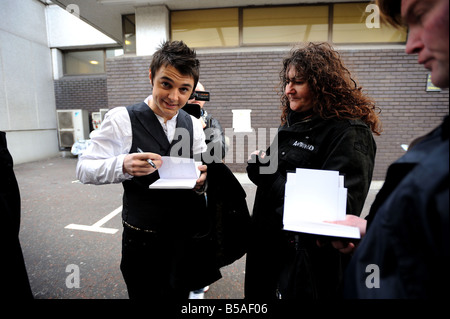 Unterzeichnung Autogramme AT GMTV STUDIOS nach dem INTERVIEW ein Tag im Leben des Leon Jackson, die einen 1 Million Aufnahme Kontakt Leon Jackson s erste Woche gewonnen, als Sieger 2007 X-Factor-Tv-Serie Leon eine Runde Press begann und TV-interviews rund um das Land heute, das Leon Autogramme auf GMTV unterschreibt heute Morgen Features mit dem Spiegel s Beth Neill Interview Stockfoto