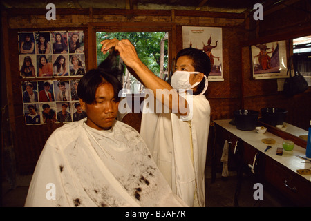 Lao barber, ein Rückkehrer aus Lager in Vientiane, Laos, Indochina, Thailand, Südostasien Stockfoto