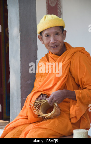 Mönch Korbflechten, hatte Tur, ein Lao Lua-Dorf in der Nähe von Pakbang, Nord-Laos, Indochina, Südost-Asien Stockfoto