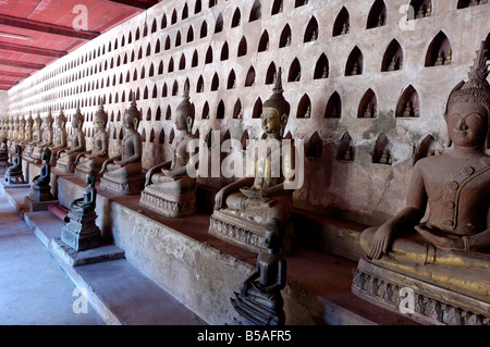 Die Galerie oder Kreuzgang umgibt die Sim, Wat Sisaket, Vientiane, Laos, Indochina, Südost-Asien Stockfoto