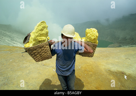 Bergmann am Kraterrand von 2400m Vulkan Gunung Ijen in Ost-Java, Indonesien, Südostasien Stockfoto