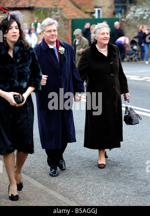 Hochzeit von Billie Piper und Schauspielkollegen Laurence Fox bei der Kirche St. Mary s in Easebourne West Sussex Herr Frau James Fox kommen an der Kirche Stockfoto