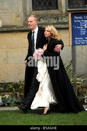 Hochzeit von Billie Piper und Schauspielkollegen Laurence Fox bei der Kirche St. Mary s in Easebourne West Sussex Stockfoto