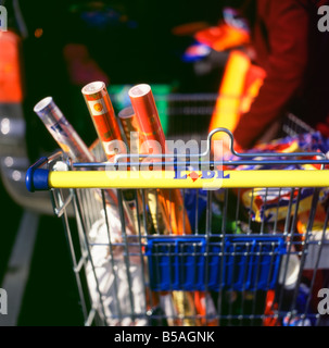 Rollen von Weihnachten Geschenkpapier in einem Lidl Warenkorb außerhalb des Speichers in Großbritannien KATHY DEWITT Stockfoto