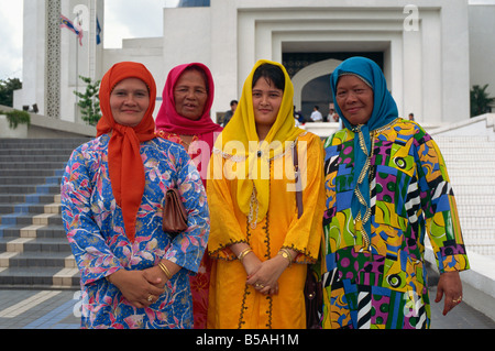 Vier Frauen in traditionellen muslimischen Malaien kleiden Kuala Lumpur Malaysia Südost-Asien Asien Stockfoto