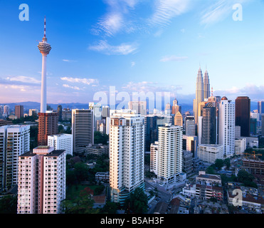 Die Skyline der Stadt, einschließlich die Zwillingstürme des Petronas Gebäude Kuala Lumpur Malaysia Südost-Asien Asien Stockfoto