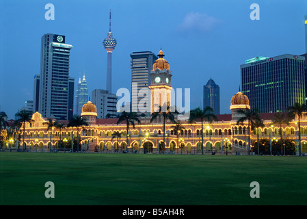 Skyline der Stadt und der Sultan Abdul Samad Gebäude beleuchtet in der Abenddämmerung gesehen von Merdaka Square Kuala Lumpur Malaysia Asien G Stockfoto