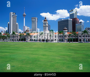 Die Skyline der Stadt vom Merdaka-Platz mit dem Sultan Abdul Samad Gebäude und Petronas Towers im Zentrum von Kuala Lumpur Stockfoto