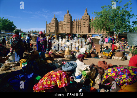 Montag Markt außerhalb der Moschee, UNESCO-Weltkulturerbe, Djenne, Mali, Westafrika, Afrika Stockfoto