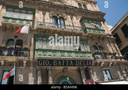 Typische Windows auf Gebäude in Republic Street, Valletta, Malta, Europa Stockfoto