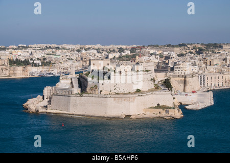 Blick auf den Grand Harbour und die Stadt von Vittoriosa mit Fort St. Angelo, Valletta, Malta, Mittelmeer Stockfoto