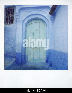 Polaroid von traditionellen gemalte blaue Tür Wand Bluewashed Chefchaouen Marokko Nordafrika Afrika Stockfoto