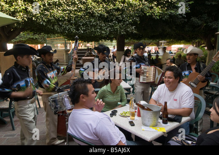 Im Hauptplatz oder im Jardin De La Union in Guanajuato, Bundesstaat Guanajuato, Mexiko, Nordamerika Stockfoto