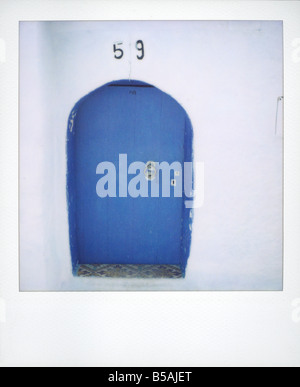 Polaroid von traditionellen gemalte blaue Tür weiß getünchte Wand Chefchaouen Marokko Nordafrika Afrika Stockfoto