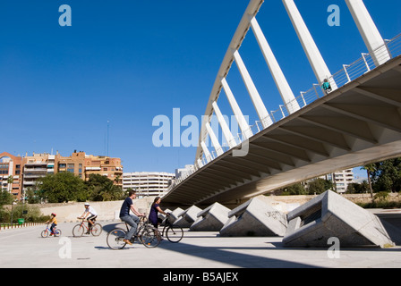 Puente De La Exposicion entworfen vom Architekten Santiago Calatrava im ehemaligen Flussbett Jardin del Turia in Valencia, Spanien Stockfoto