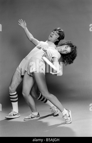 Ein Mann und eine Frau, die Durchführung von Übungen mit einem Frisbee. Juni 1980 Stockfoto