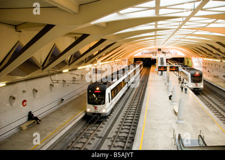 Flughafen Zug Ariving in Alameda-Metro-Station im Zentrum von Valencia. Spanien Stockfoto