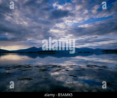 Ein perfektes Spiegelbild über Loch Linnhe in die Berge von Morvern und Ardgour vom Ufer am Port Appin, Argyll. Stockfoto