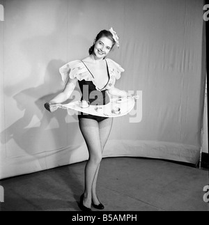 Frau trägt einen Rock, der auch ein Tablett, hier mit Teekanne und Tassen auf dem Tablett zu sehen ist. 1959 Stockfoto