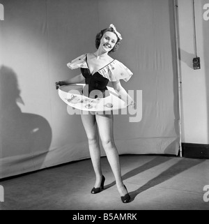 Tee für zwei: Kleidung: Mode: Rock: Frau trägt Rock mit Tee-Service. 1959 E33-001 Stockfoto