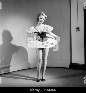 Tee für zwei: Kleidung: Mode: Rock: Frau trägt Rock mit Tee-Service. 1959 E33-003 Stockfoto