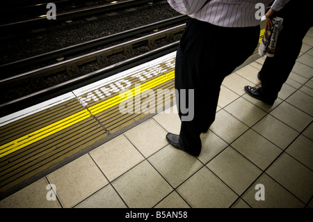 Menschen warten auf Zug, London Unerground Stockfoto
