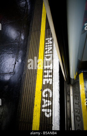 Dagegen Sie die Lücke Zeichen gesehen durch eröffnete u-Bahn Tür, London, England Stockfoto