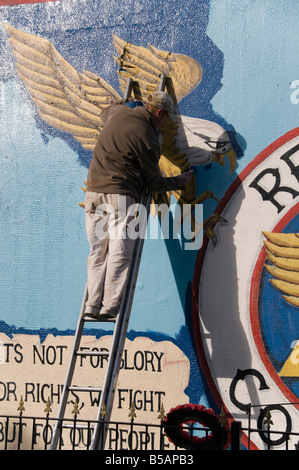 Mann auf Leiter Malerei eine Protestant Wandbild aus der Shankill Road, Belfast Stockfoto