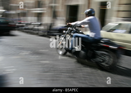 Person Reiten klassische Harley Davidson Typ Motorrad in Rom Italien Stockfoto