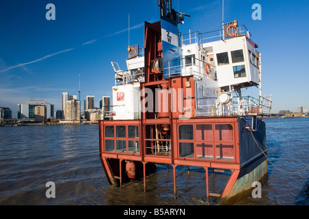 Das Stück der Realität Skulptur von Richard Wilson, festgemacht an der Themse, North Greenwich, London, UK 2008 Stockfoto