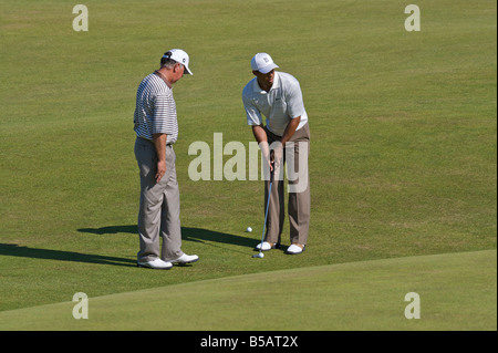 Tiger Woods Welten Nr. 1 Golfer mit Mark O'Meara in das "Tal der Sünde" am 18. in St Andrews, Schottland Stockfoto