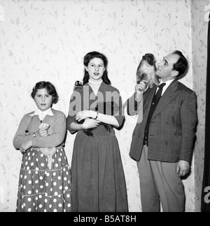 Jack Goodman und Familie mit TV-Tiere. März 1957 A331-001 Stockfoto