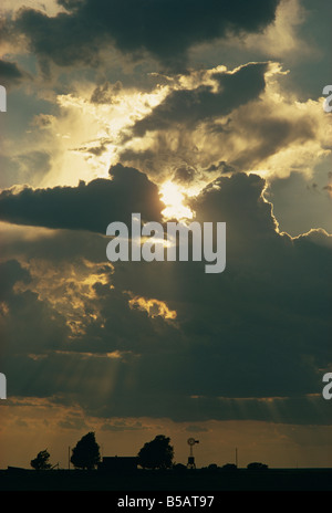 Strahlen der Sonne Licht Landschaft hinter dunklen Wolken hoch aufragenden Stockfoto