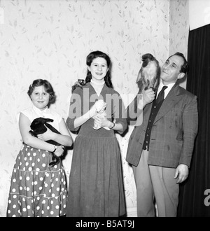 Jack Goodman und Familie mit TV-Tiere. März 1957 A331-010 Stockfoto